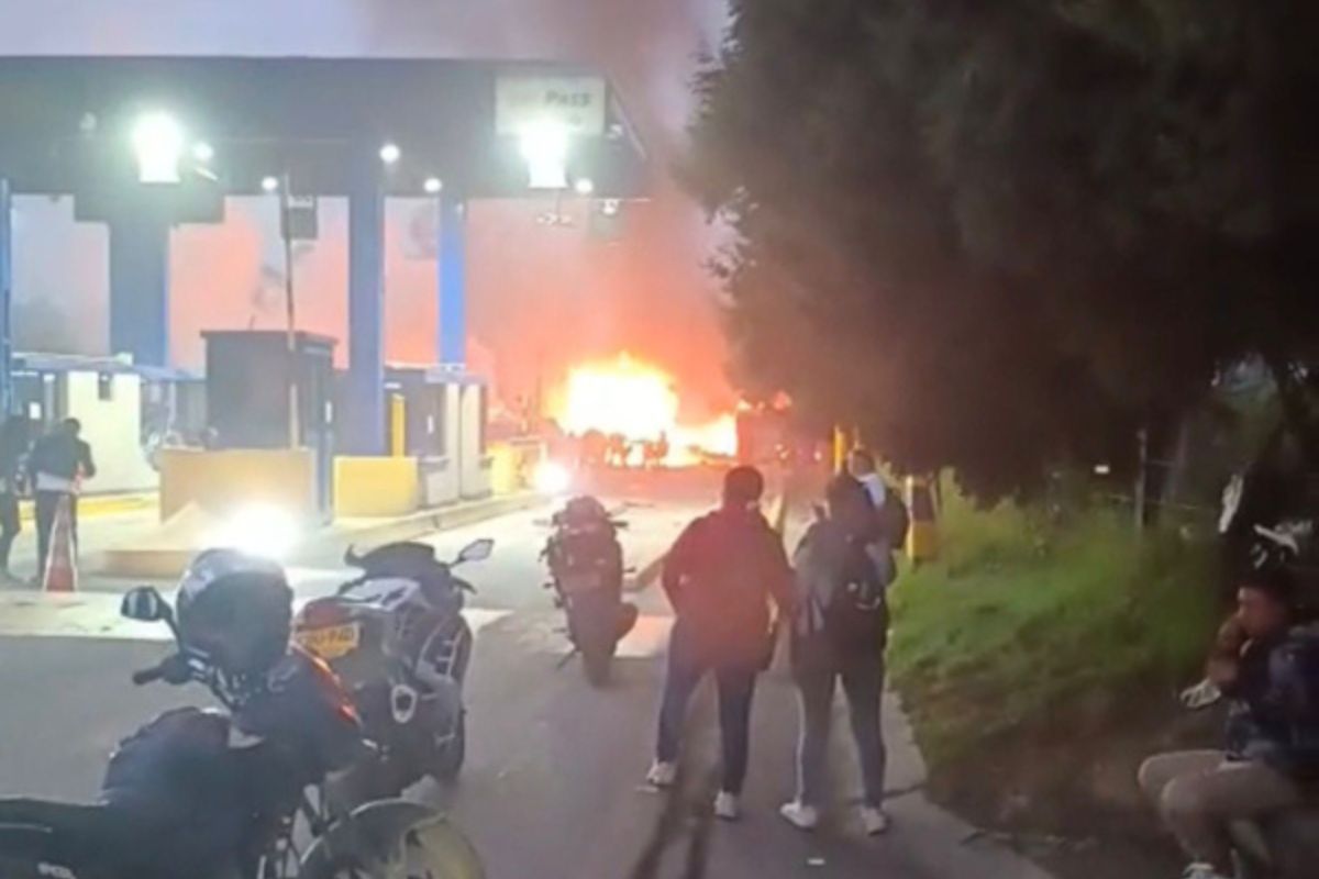 Confirmado: Tractomula con leche se quedó sin frenos y chocó 6 carros en el peaje de Zipaquirá. Vea el saldo de muertos, heridos y rutas alternas.