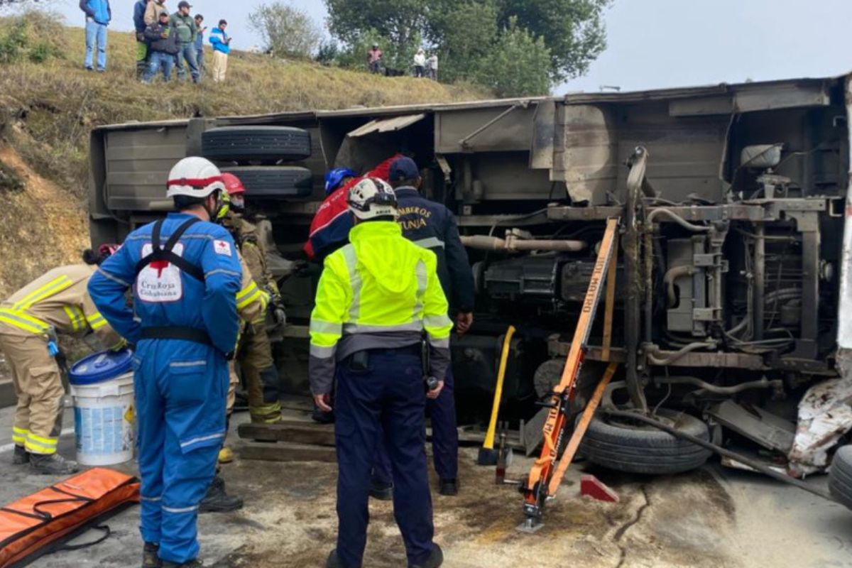 Grave accidente en Boyacá: bus de transporte público se volcó en la vía Tunja-Villa de Leyva. Hay 11 heridos y organismos de socorro atienden la emergencia