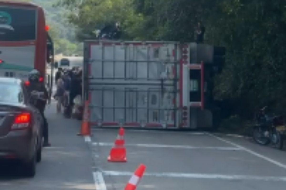 Reportan indignante saqueo a un camión accidentado en la vía Bogotá-Villeta, sector Tobia. Pasajeros de buses intermunicipales estarían participando. 