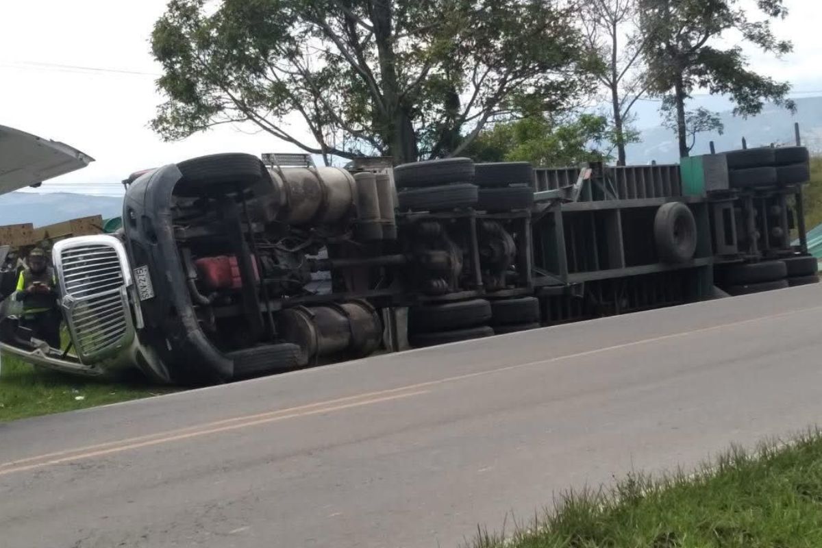 Alerta en la vía Zipaquirá-Ubaté. Reportan nuevo accidente en el peaje Casablanca tras la tragedia de esta semana. Vea las imágenes y el estado de la vía.