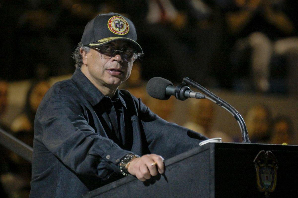 Escándalo: Gustavo Petro afirma que 'Iván Mordisco' compra comandantes para evitar capturas. Críticas a la extradición y a la lista Clinton.