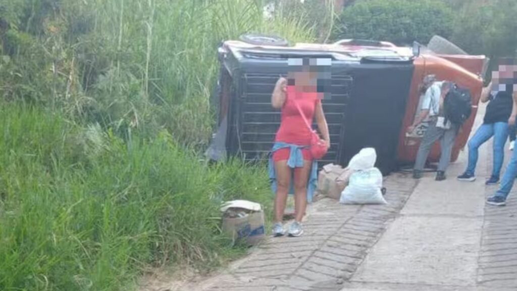 Vehículo volcado en Ciudad Bolívar (Antioquia) / Captura de pantalla página Caracol Radio