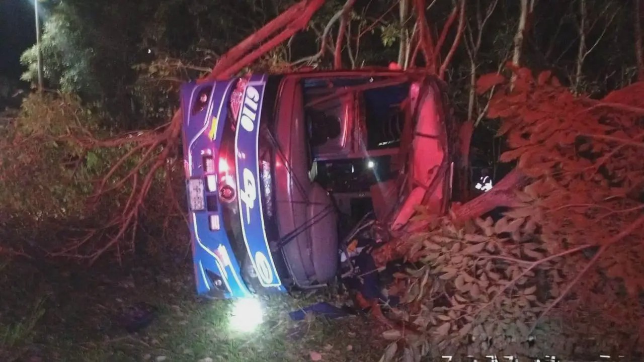 El bus intermunicipal se volcó en zona boscosa, a la altura de la glorieta de Payandé. Transportaba alrededor de 27 pasajeros, trasladados a centros médicos. 