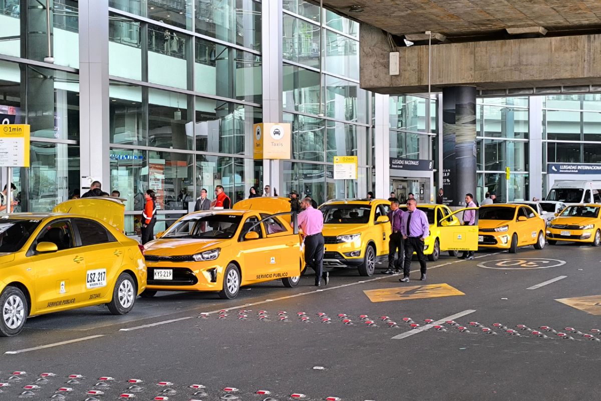 Taxistas levantan bloqueo en aeropuerto El Dorado, luego de acuerdo en Bogotá
