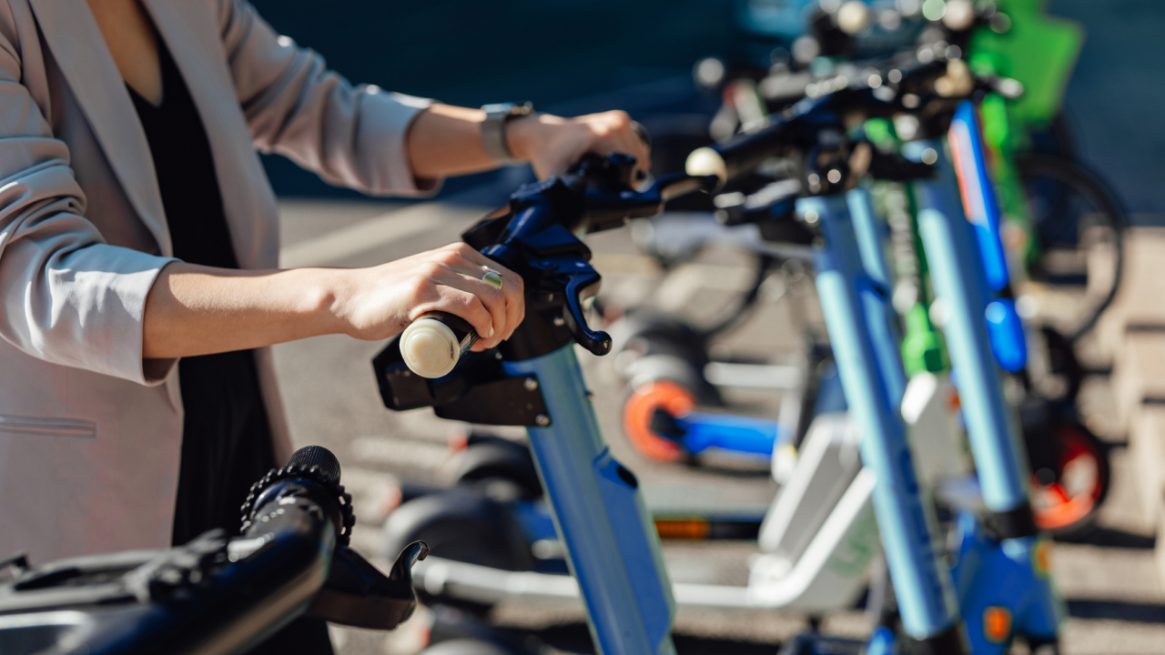 Patinetas eléctricas en Bogotá: normas, multas y requisitos en 2026