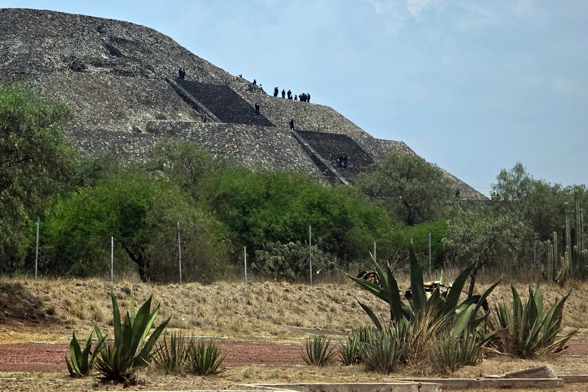 Momento en el que turistas se resguardan por una balacera en las pirámides de Teotihuacán, en México