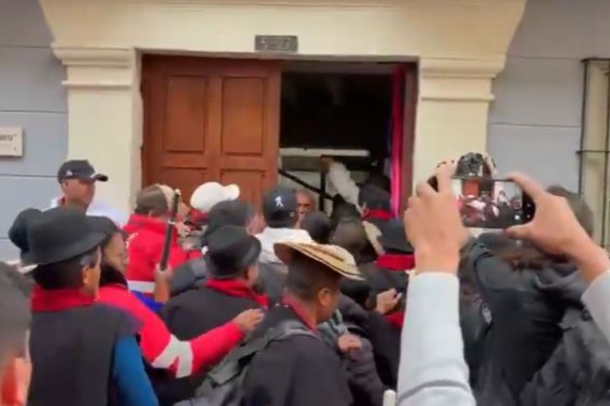Momento en el que los indígenas misak entraron a la fuerza a la sede de la Cancillería, en Bogotá