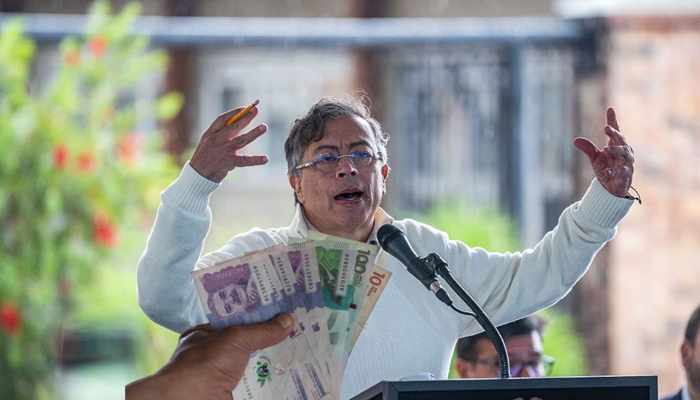 Salario mínimo subiría de nuevo en 2026, según advertencia de Petro a Banrep