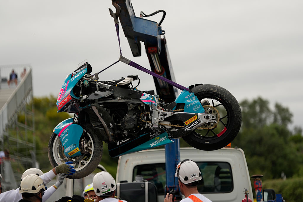 David Alonso tuvo duro accidente en Moto2 y destrozó la moto: dicen cómo está