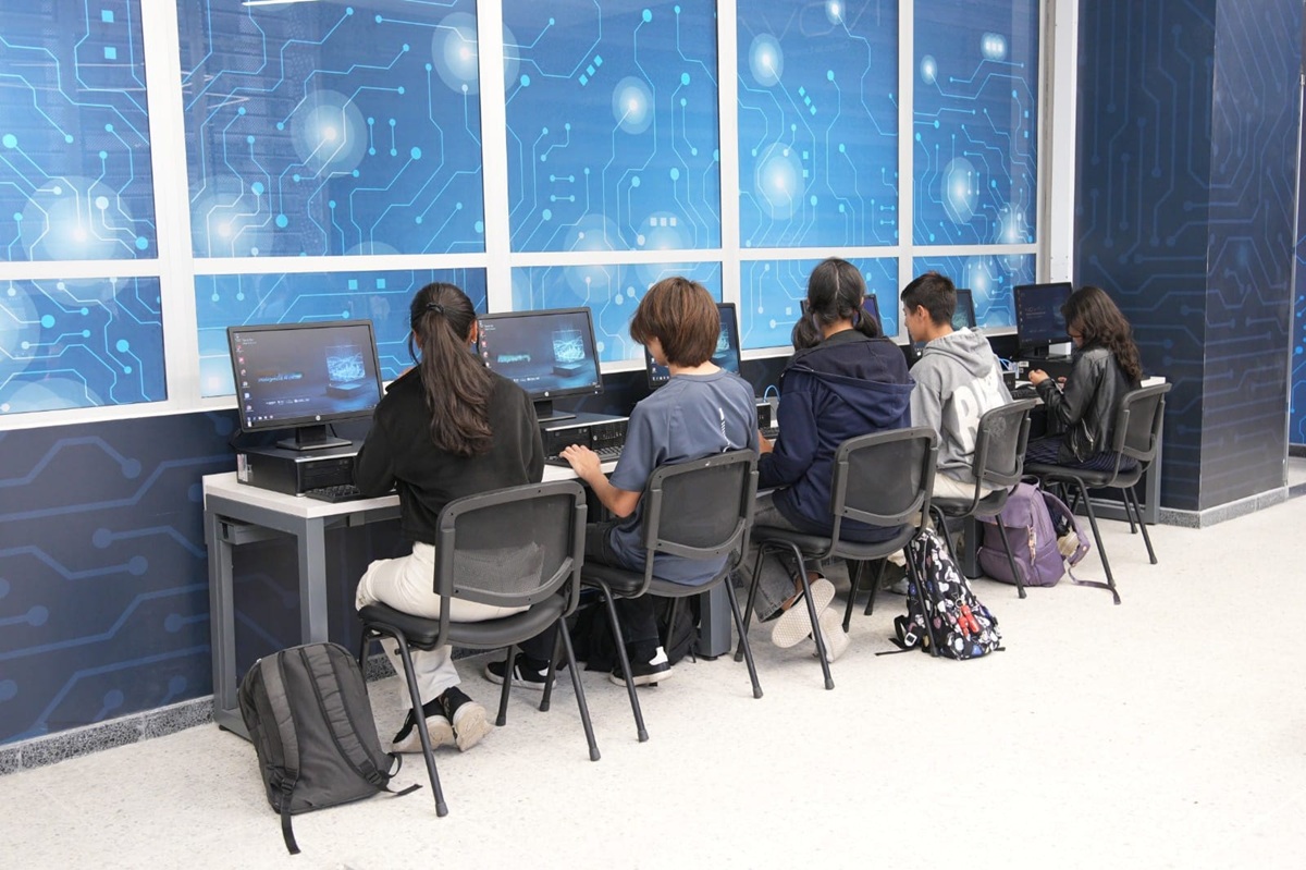 Centro de Excelencia en IA abre certificaciones internacionales claves