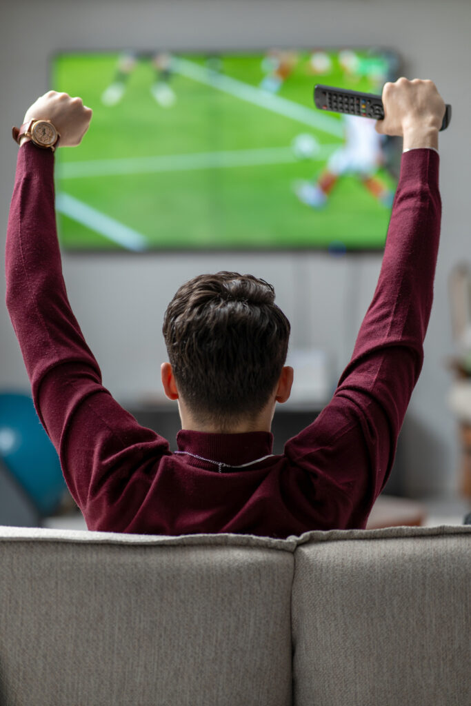 Hincha viendo fútbol / Getty