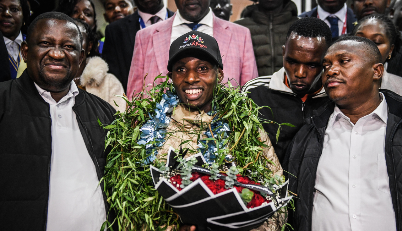 Sabastian Sawe recibió premio en Kenia tras récord en maratón de Londres: video