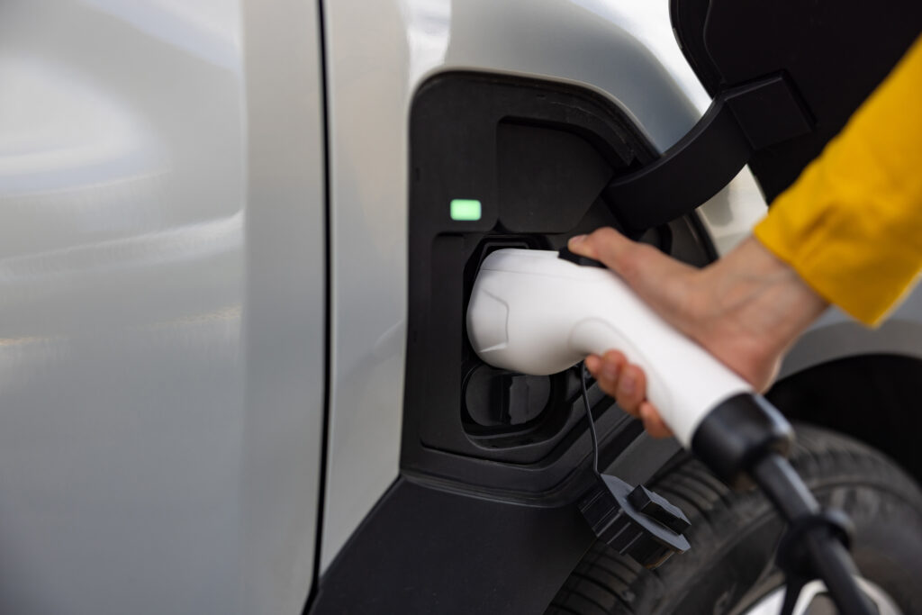 Vehículo eléctrico cargando (Getty)
