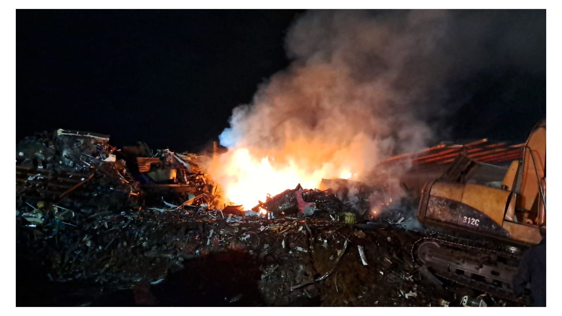 Incendio hoy en Tunjuelito (Bogotá) en bodega de reciclaje por cortocircuito 