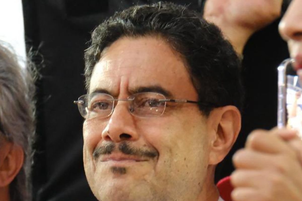 Iván Cepeda denuncia presiones armadas a favor de su campaña presidencial. Rechazo a amenazas de grupos ilegales y condiciones para diálogos de paz.