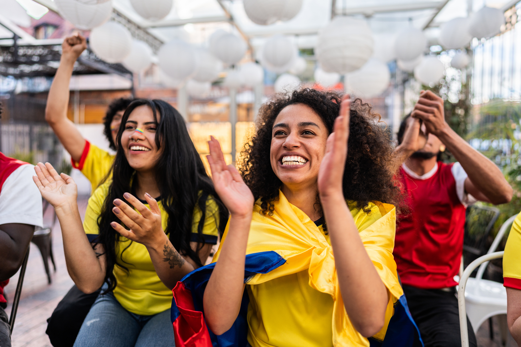 Personas en Colombia viendo un partido del Mundial de fútbol