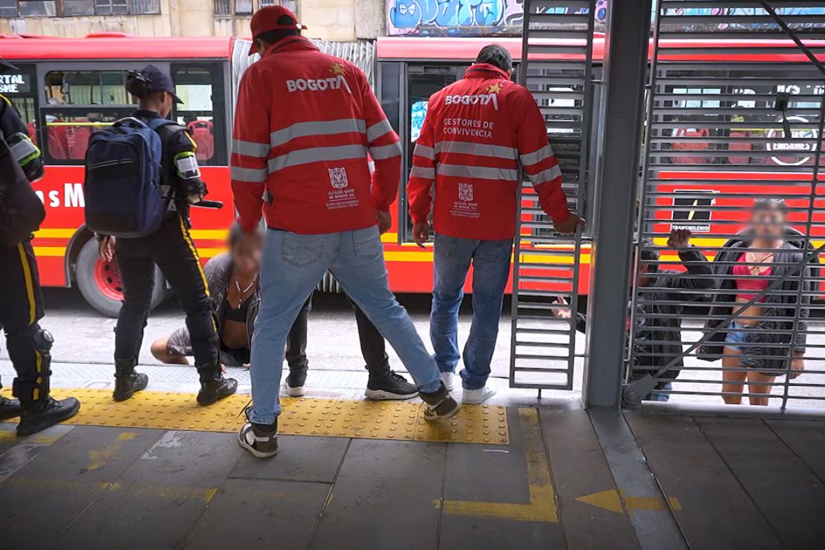 Grave denuncia contra TransMilenio: advierten sobre un plan sistemático de encapuchados para vandalizar estaciones y atacar guardias. Detalles del "plan de