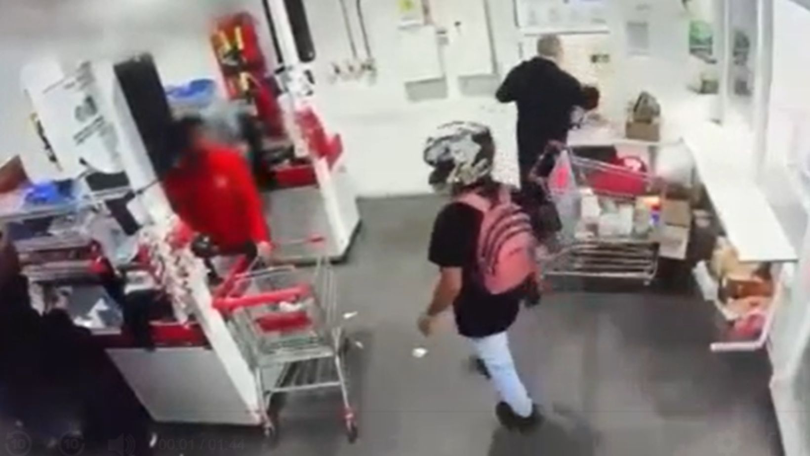 Balacera en supermercado de Bogotá causó pánico: hubo un policía herido