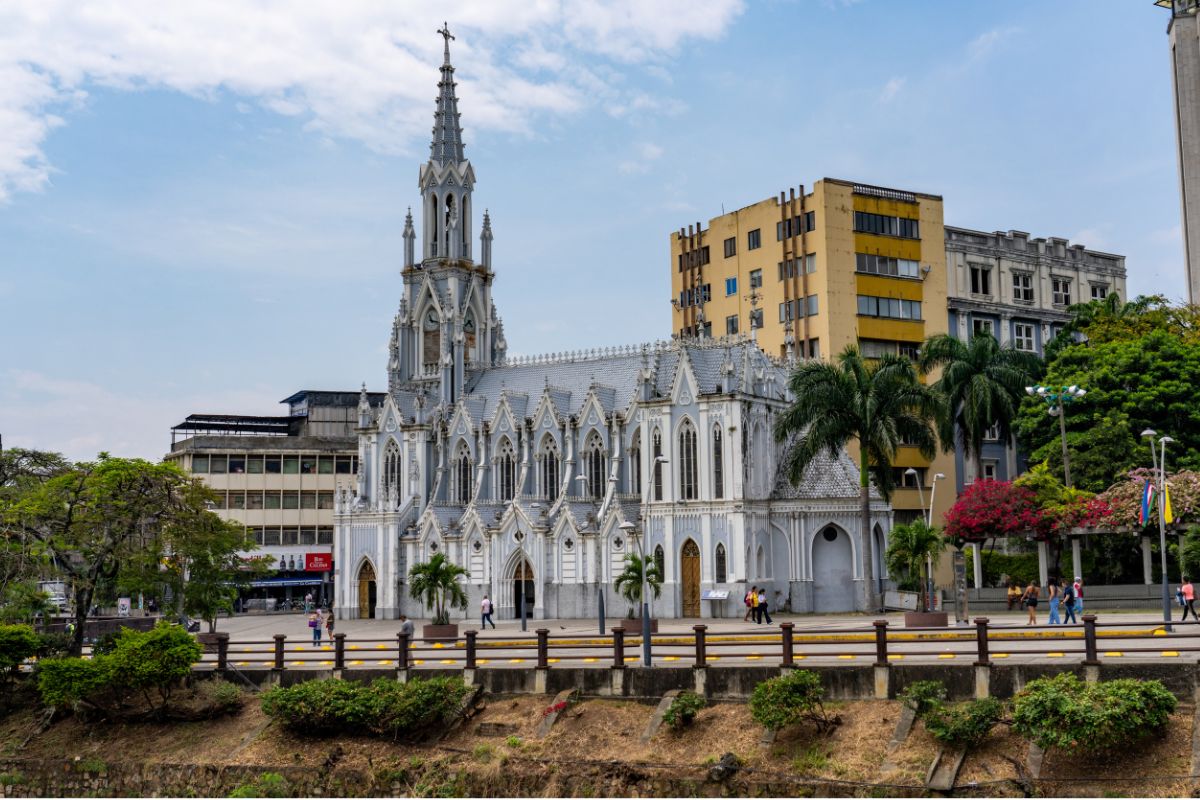 Hombre destruyó imágenes religiosas en la Iglesia La Ermita de Cali asegurando ser el diablo. Detalles del ataque y pronunciamiento del capellán.