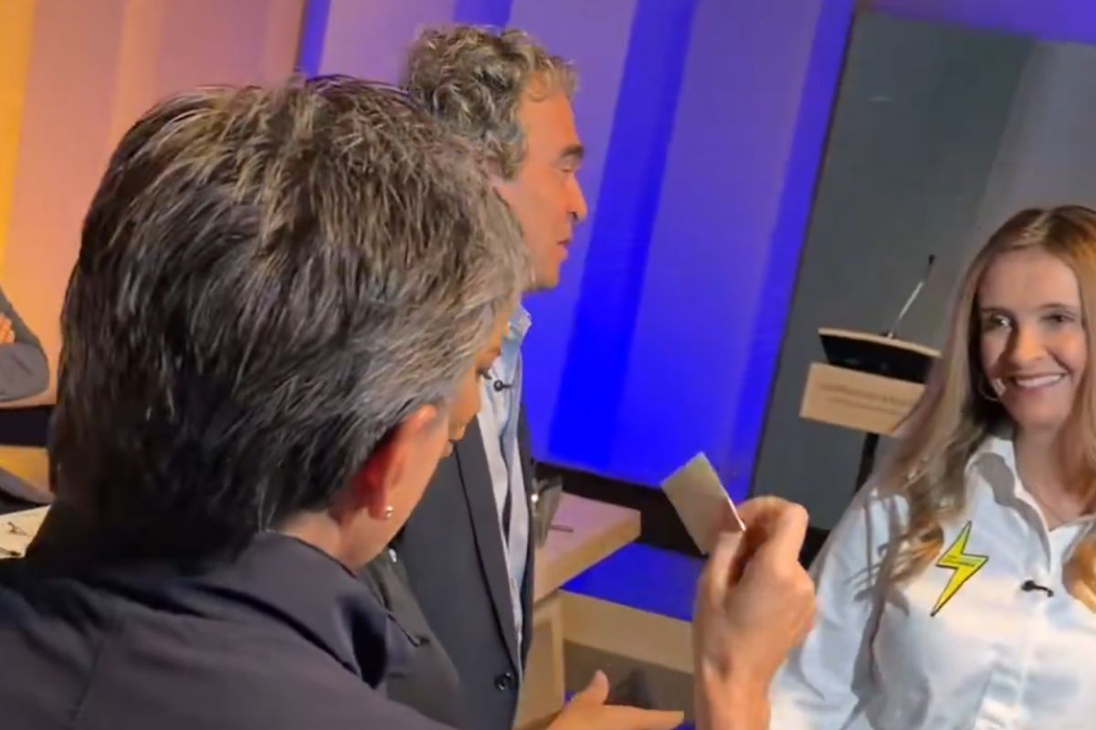 Paloma Valencia y Claudia López protagonizan cercano saludo en debate presidencial 2026. La senadora del Centro Democrático habló de su amistad con Lozano.