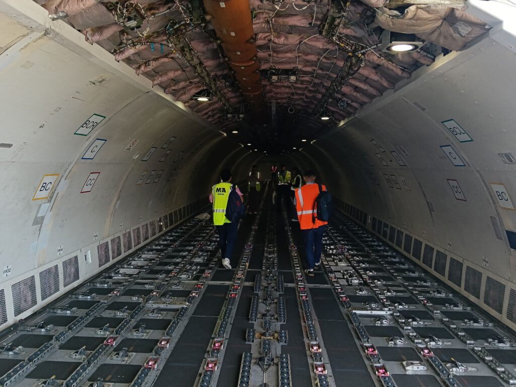 Interior de un avión de carga / Pulzo