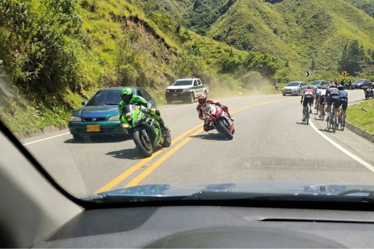 Denuncian piques ilegales de motos en la vía Bogotá-La Mesa durante el fin de semana. Motociclistas arriesgan la vida de ciclistas y conductores en peligro