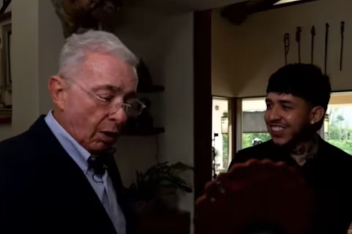 Álvaro Uribe le confesó a Westcol que fue víctima de un curioso robo dentro de su finca El Ubérrimo. El expresidente relató cómo se llevaron una de sus pie