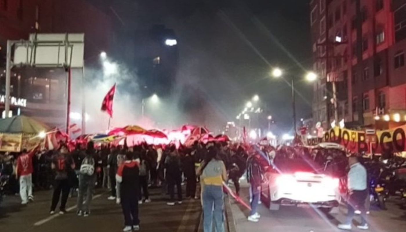 Hinchas provocan trancón en Avenida Esperanza cerca a Corferias (Bogotá)
