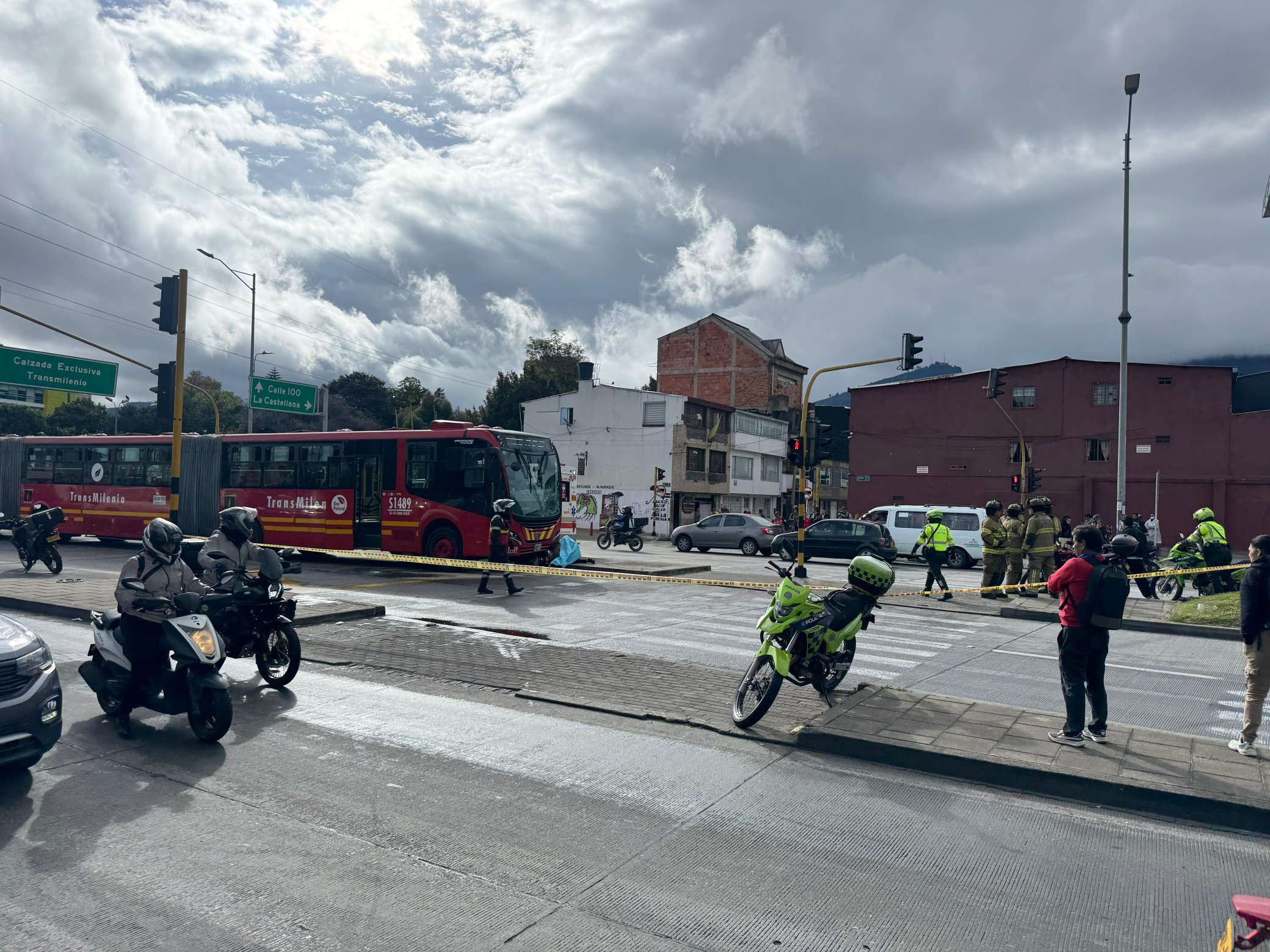 Accidente en la avenida Suba (Bogotá) en el que un motociclista murió atropellado por un bus de Transmilenio