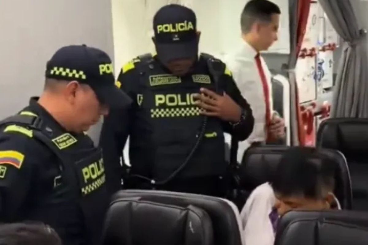 Un video viral muestra cómo la Policía baja esposado a un pasajero en el Aeropuerto El Dorado. El hombre habría realizado actos obscenos en vuelo a Madrid.