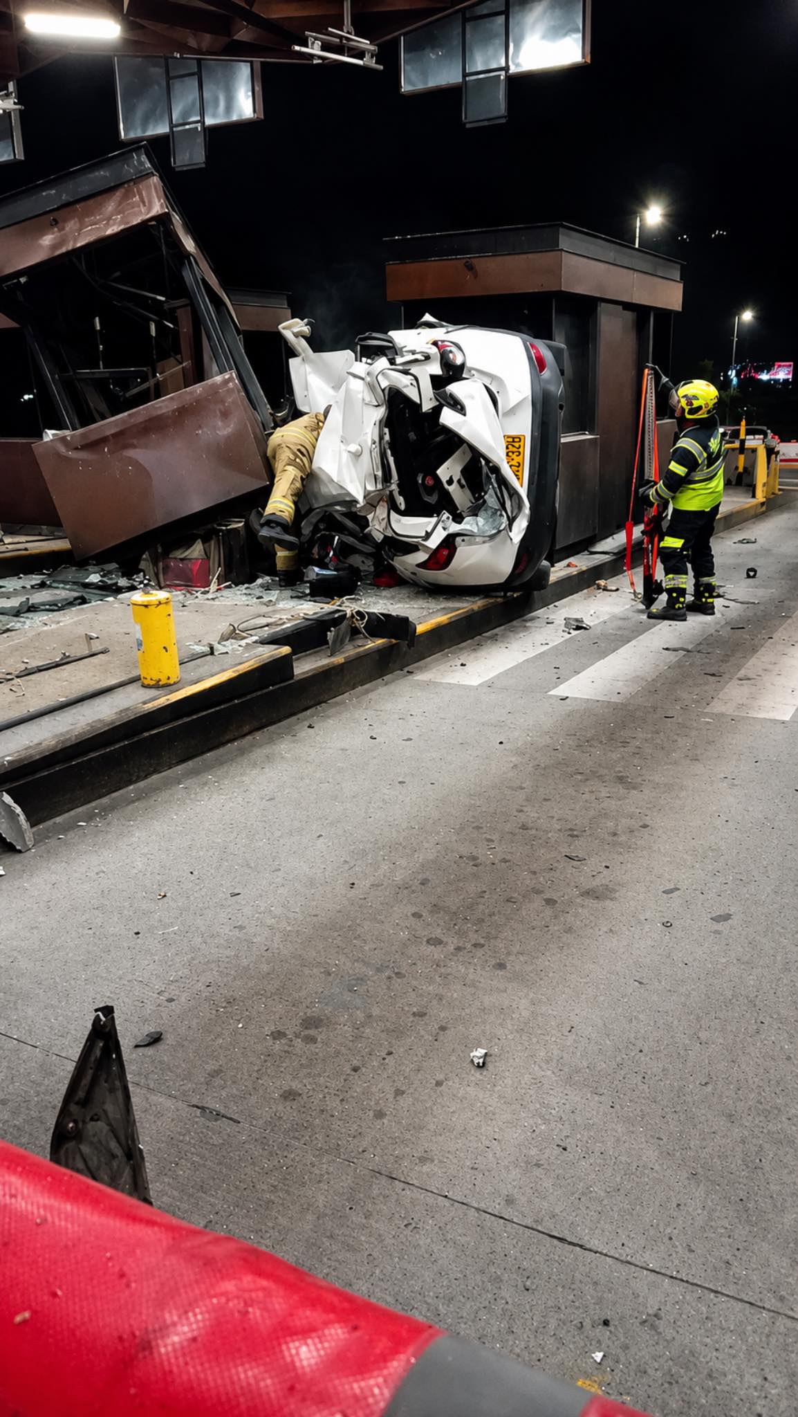 Accidente en la vía Medellín: carro chocó contra un peaje y lo destrozó