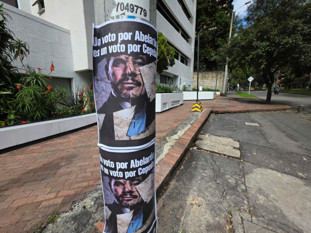 Estos son los carteles que han aparecido en varios puntos de Bogotá, en los que afirman que votar por Abelardo de la Espriella es por Iván Cepeda / Pulzo