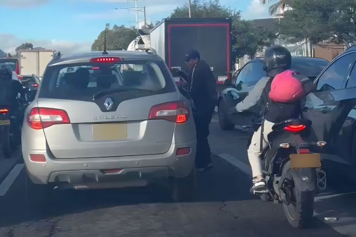 Momento en el que unos atracadores intimidan al conductor de un carro en la Autopista Norte (Bogotá)