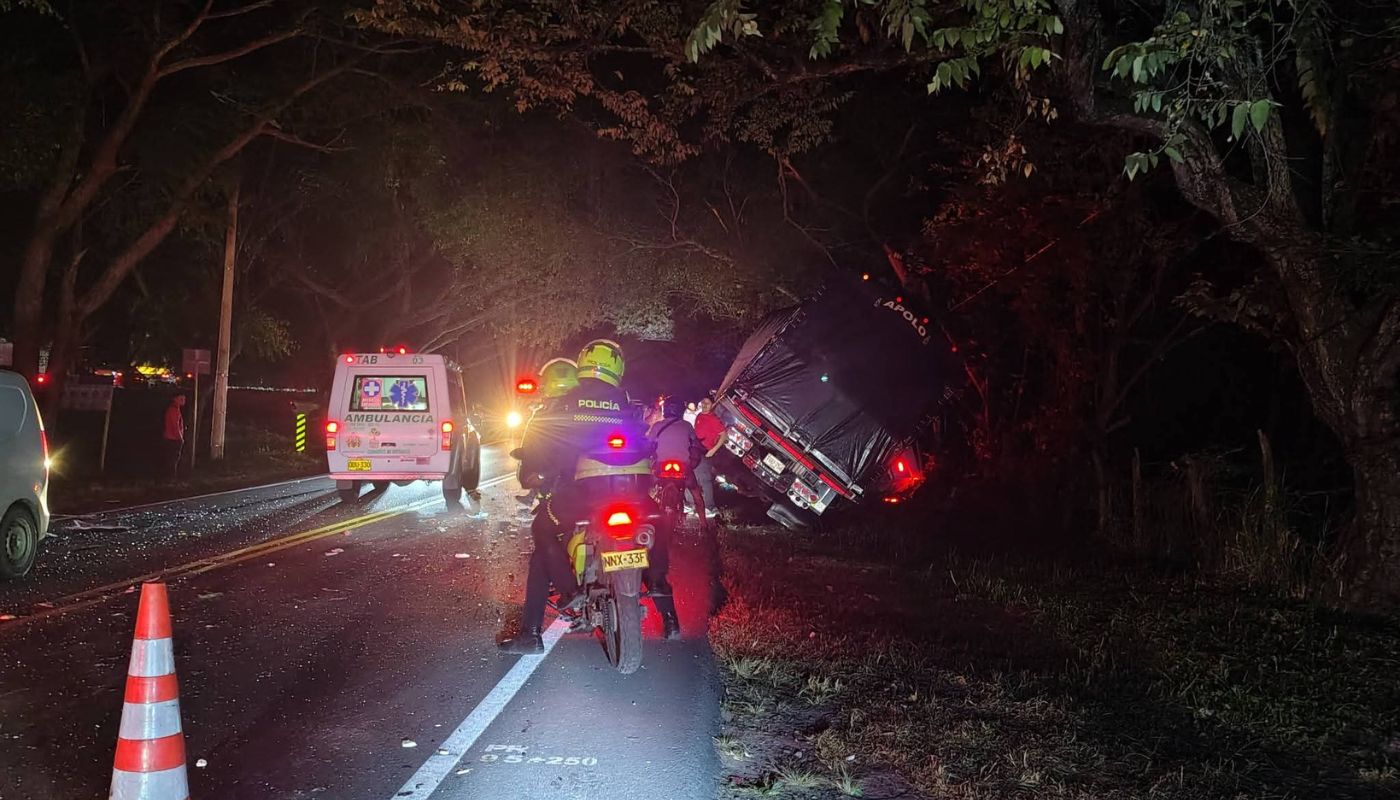 Grave accidente entre bus y camión en vía Neiva dejó por lo menos 18 heridos