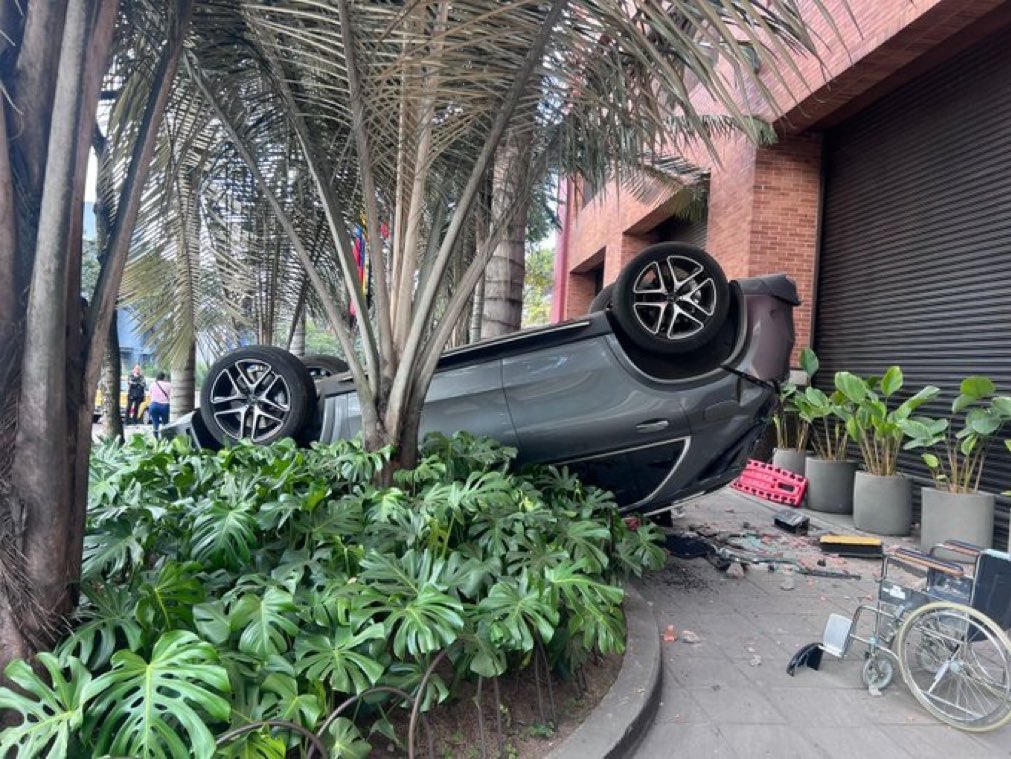Así quedó el carro que cayó desde un parqueadero en el segundo piso del Club el Nogal de Bogotá