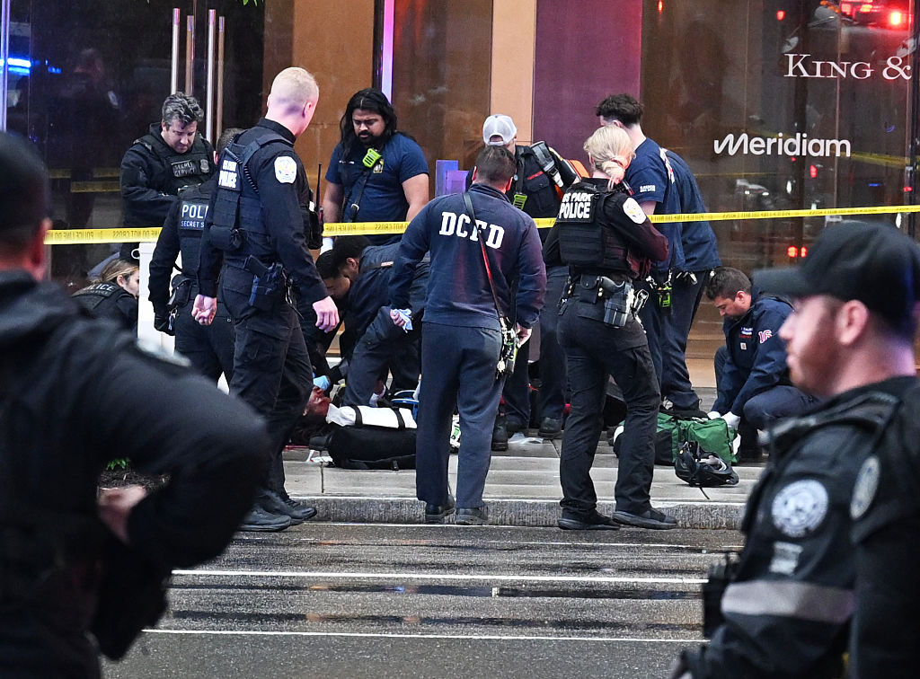 Momentos en el que neutralizan al autor del tiroteo cerca de la Casa Blanca, en Washington