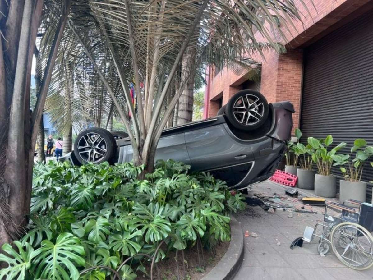 Por qué cayó un carro del segundo piso en Club El Nogal, Bogotá: surge hipótesis