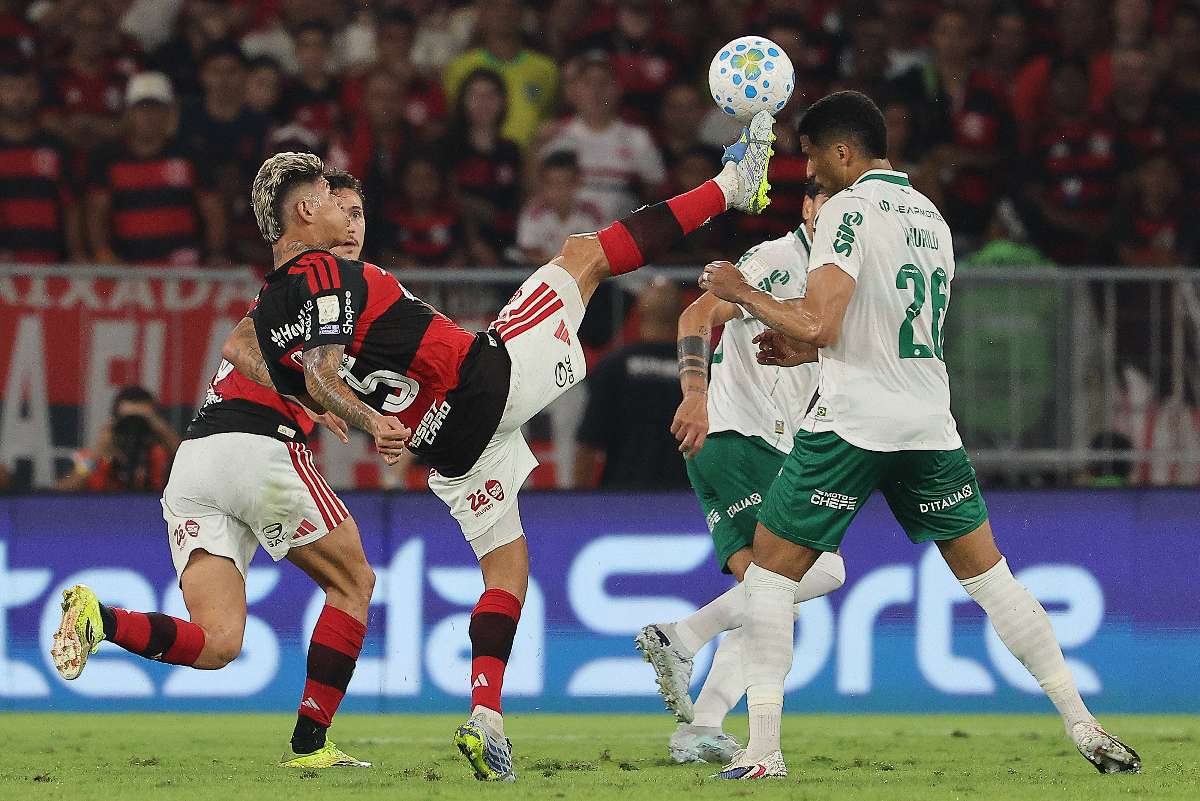 Jorge Carrascal, expulsado con Flamengo por guayo en la cara de rival en Brasil