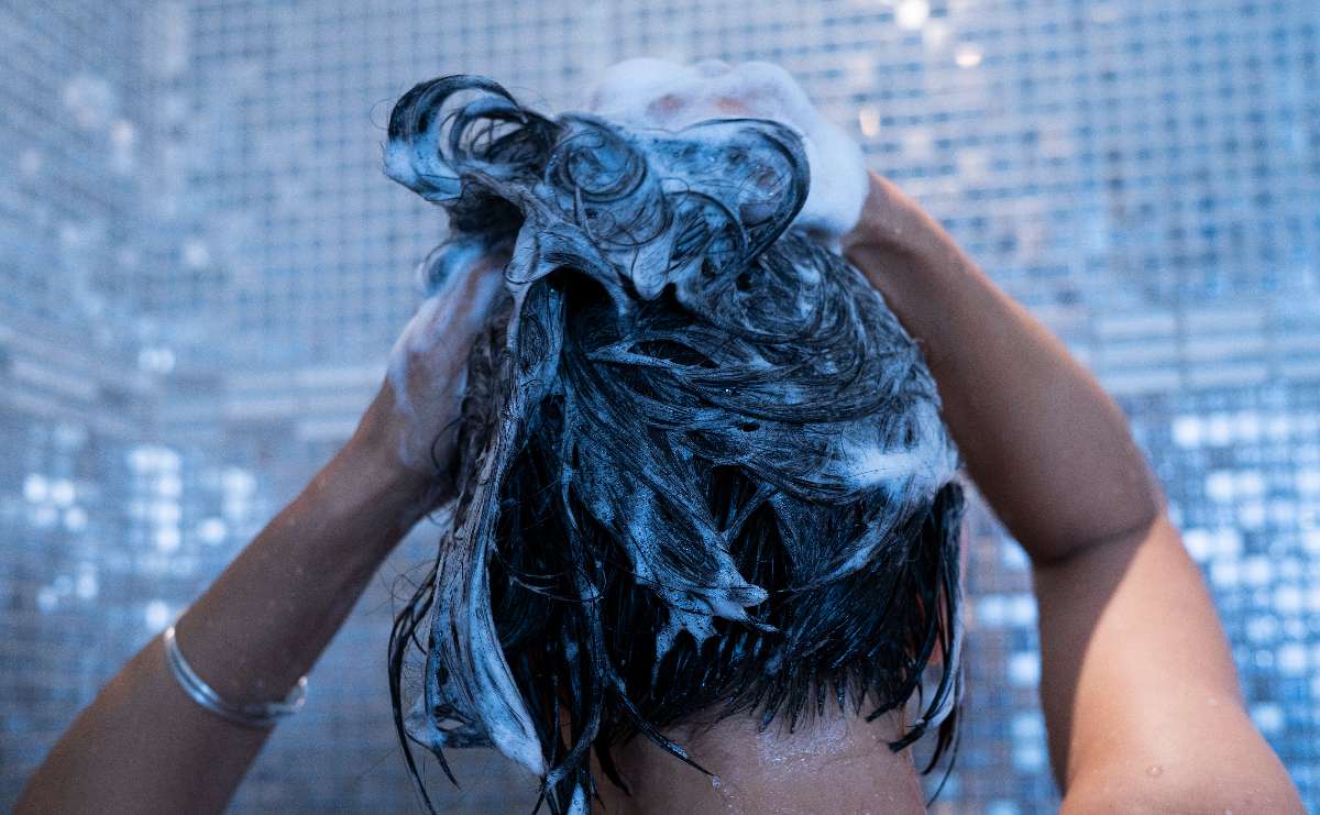 Cuántas veces bañarse el cabello con champú en una semana según expertos en 2026