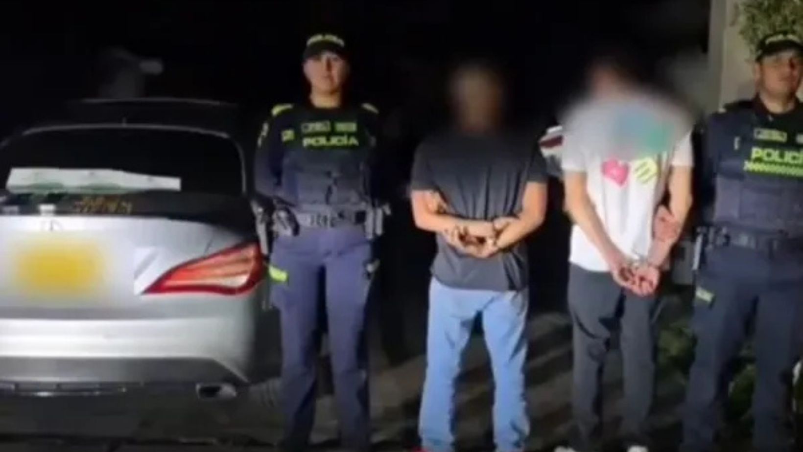 Identidades los hombres que embistieron a policías en Mercedes Benz robado