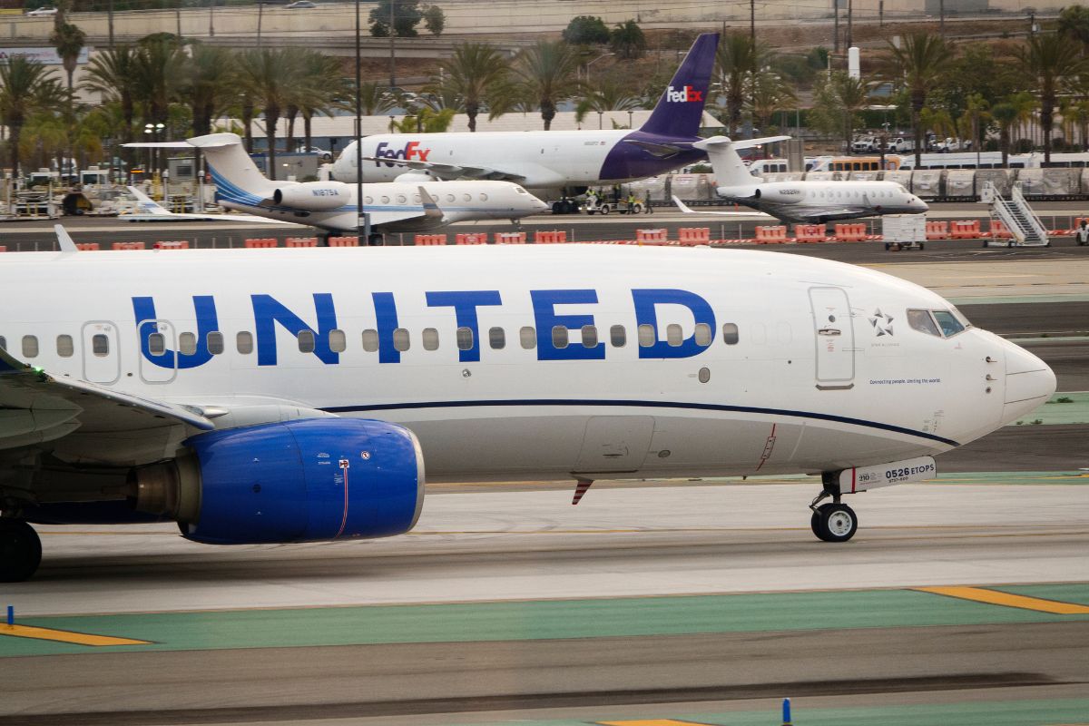 Un vuelo de United Airlines tuvo que realizar un aterrizaje forzado luego de que un pasajero violento intentara ingresar a la cabina de pilotos.