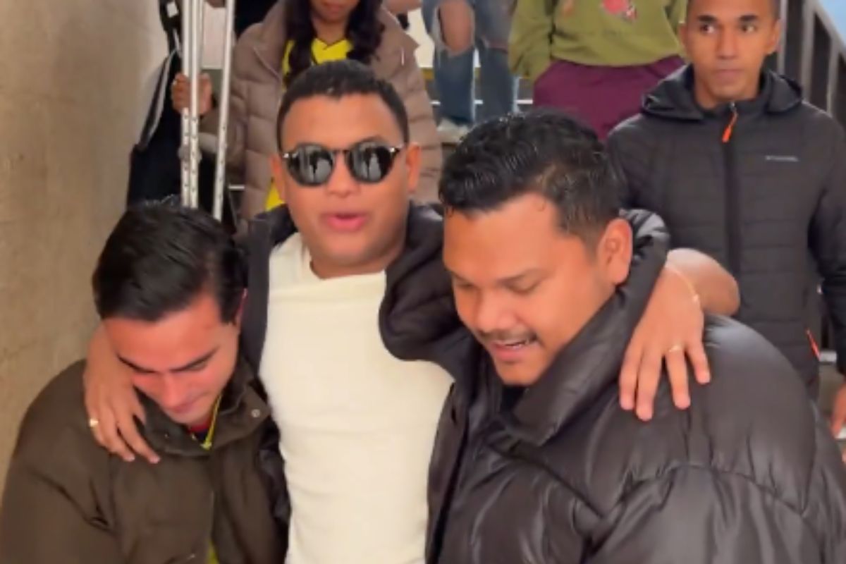 : El congresista Miguel Polo Polo asistió en muletas a las urnas, tuvo que ser cargado y mostró públicamente por cuál candidato presidencial votó hoy.