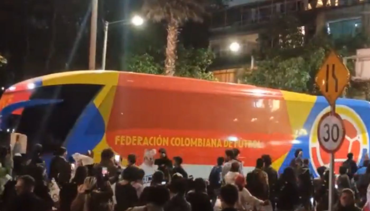 Marcha de seguidores de Iván Cepeda frenó paso del bus de Selección Colombia
