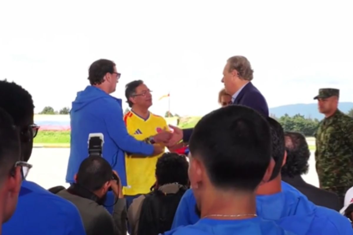Petro lució la camiseta de la Selección Colombia en Catam, un hecho que contrastó con prohibición judicial impuesta al candidato Abelardo de la Espriella.