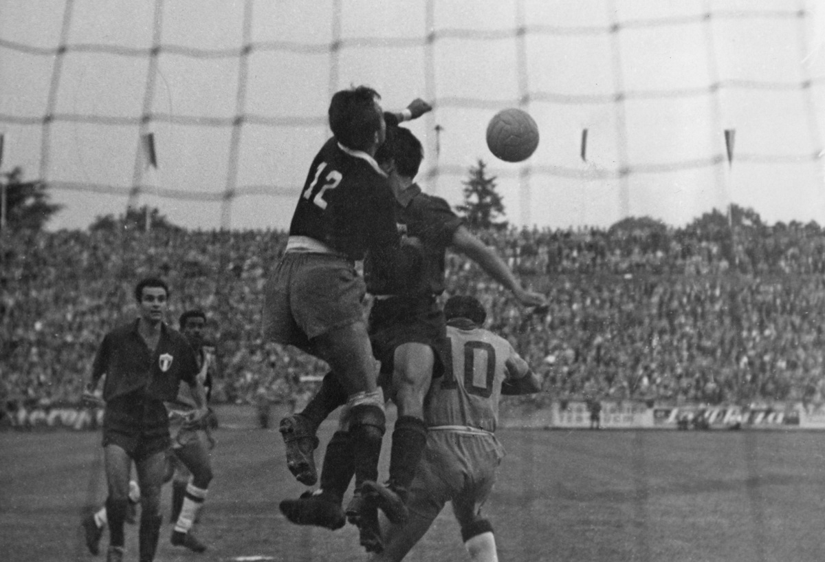 Acción en la portería durante el Brasil vs. México, en el partido inaugural de la Copa del Mundo de 1954, en el Estadio de Charmilles, Ginebra, 16 de junio de 1954. Brasil ganó 5-0.