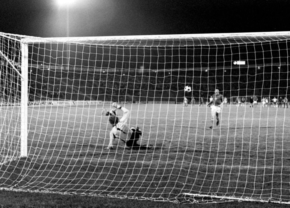 El tiro decisivo en la tanda de penaltis del 20 de junio de 1976 en Belgrado, en la final de la Eurocopa entre la selección alemana de fútbol y la de Checoslovaquia (CSSR), con un marcador de 2-2 tras los 90 minutos y la prórroga: el portero de Múnich, Sepp Maier (al frente), es engañado con frialdad por el centrocampista checoslovaco Antonin Panenka.