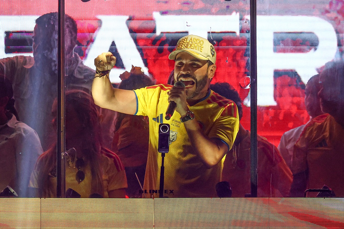 Detalle foto de Abelardo de la Espriella que desató fuerte debate en Blu
