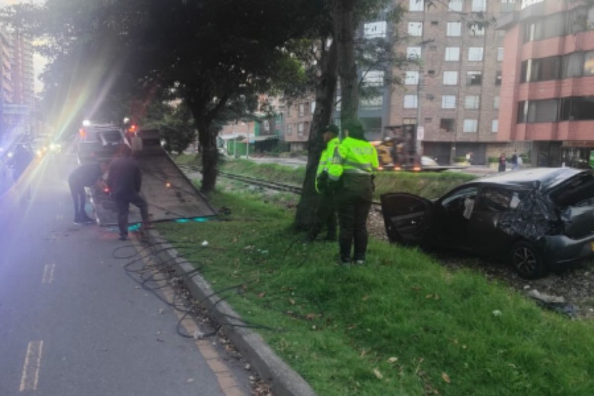 El misterioso hallazgo de un carro estrellado y abandonado en la carrilera del tren en Usaquén generó pánico en el norte de Bogotá; autoridades investigan.