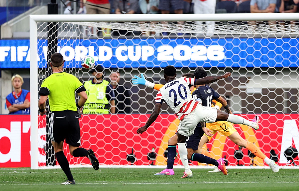 Folarin Balogun, #20 de Estados Unidos, anota el tercer gol de su equipo durante el partido del Grupo D de la Copa Mundial de la FIFA 2026 ante Paraguay en Los Angeles Stadium el 12 de junio de 2026