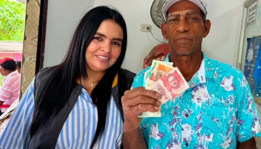Adulto mayor recibiendo subsidio (X: @ProsperidadCol)